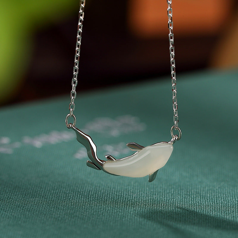 Delfin-Anhänger mit Weißem Jade
